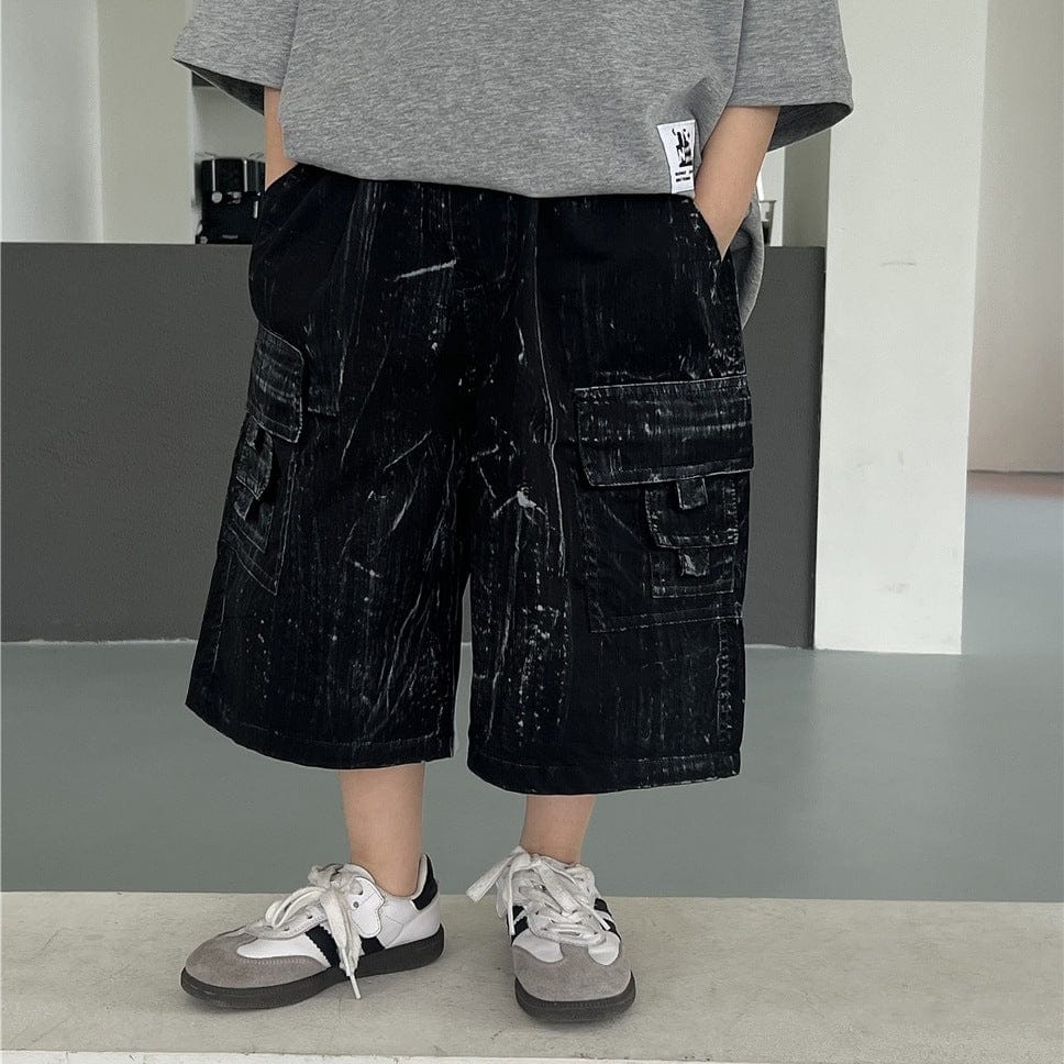黒のルーズカーゴハーフパンツ、フラップポケット付き