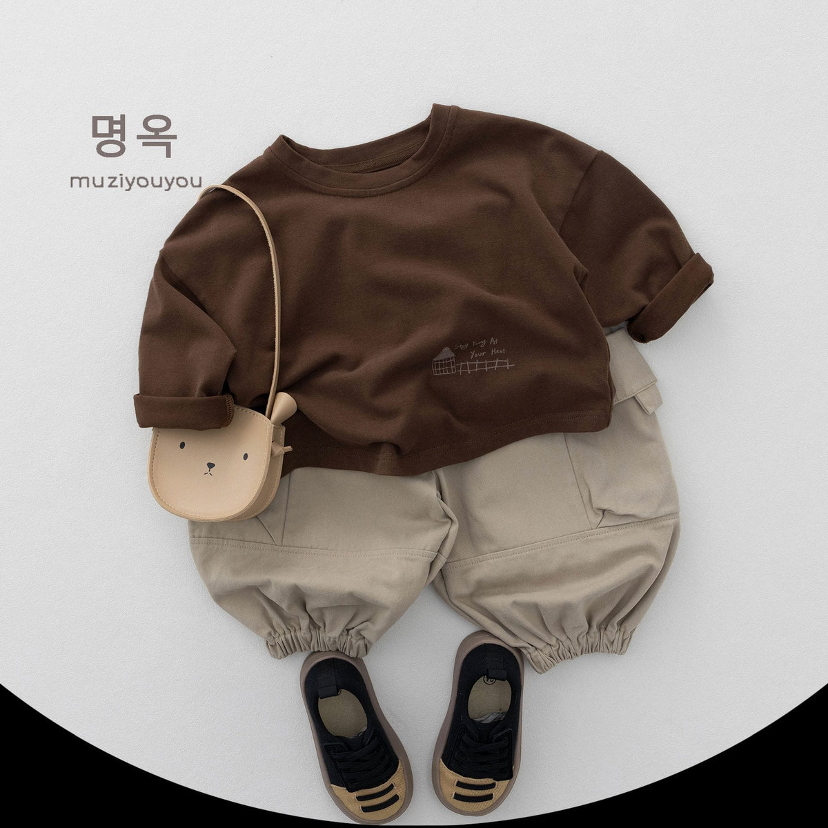 キッズ長袖Tシャツ(コーヒー色)フロントに小さなレタープリント