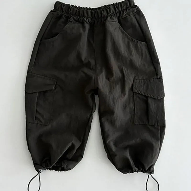 黒系キッズ用ルーズカーゴパンツ フロントポケット、ゴムウエスト、裾ひも