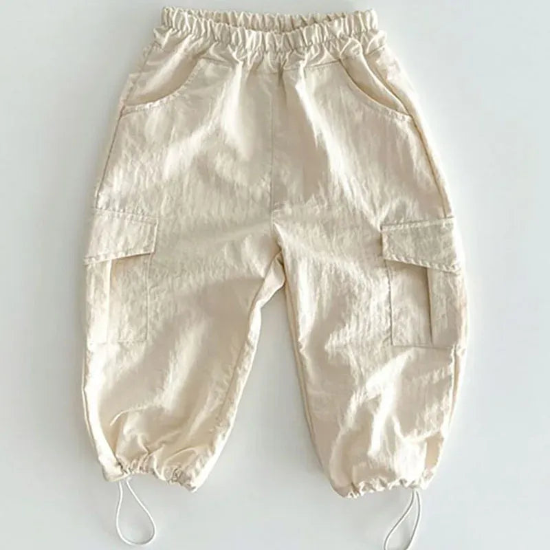アイボリー系キッズ用ルーズカーゴパンツ ロング、フラップポケット、裾ひも