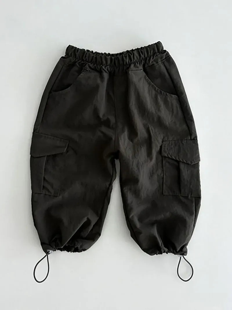 ブラック系キッズ用ルーズカーゴパンツ ロング、フラップポケット、ゴムウエスト