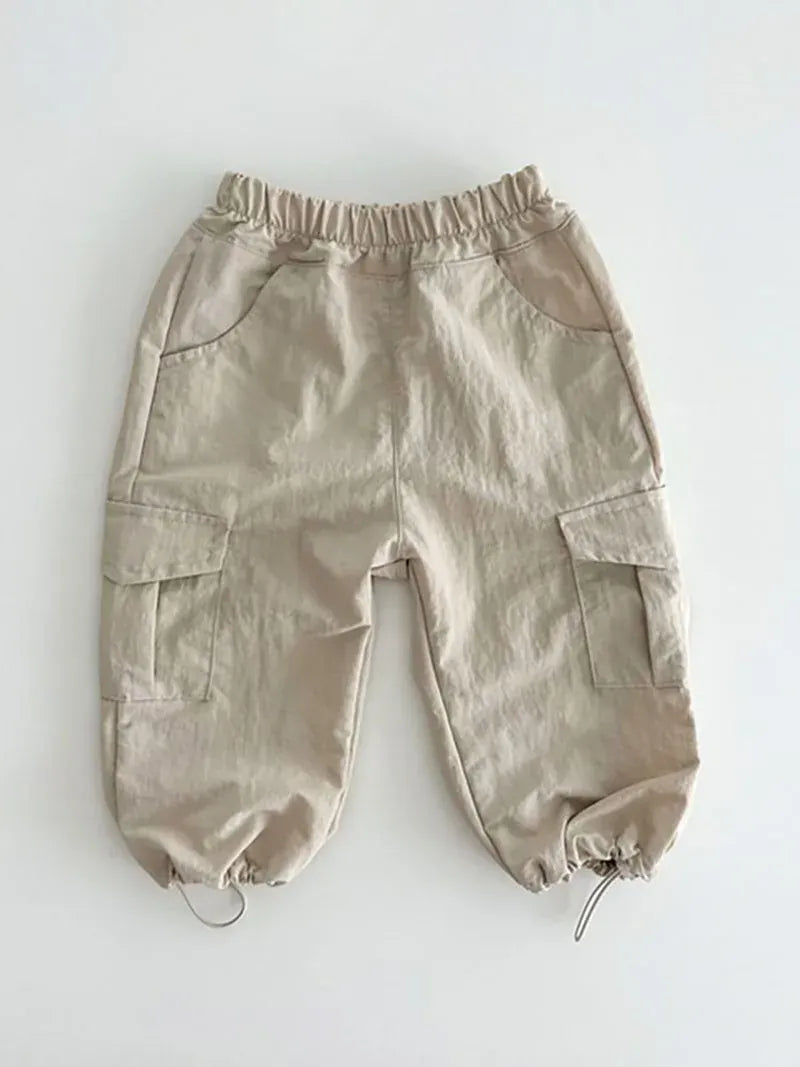 カーキ系キッズ用ルーズカーゴパンツ ロング、フラップポケット、裾ひも付き