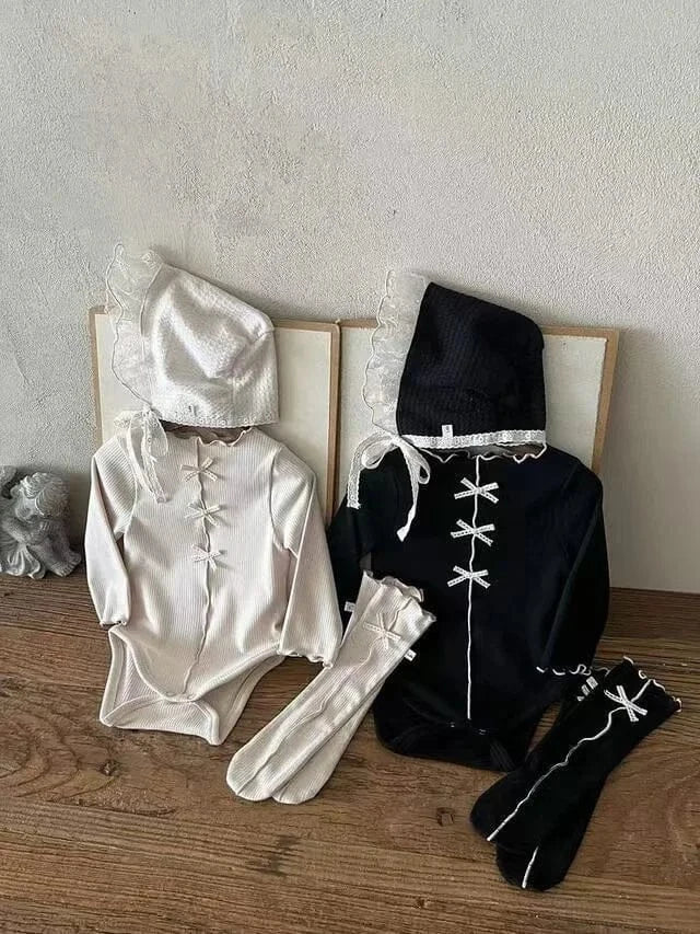 ベビーロンパース 長袖ボディスーツ 黒と白、センタータックのフロント紐