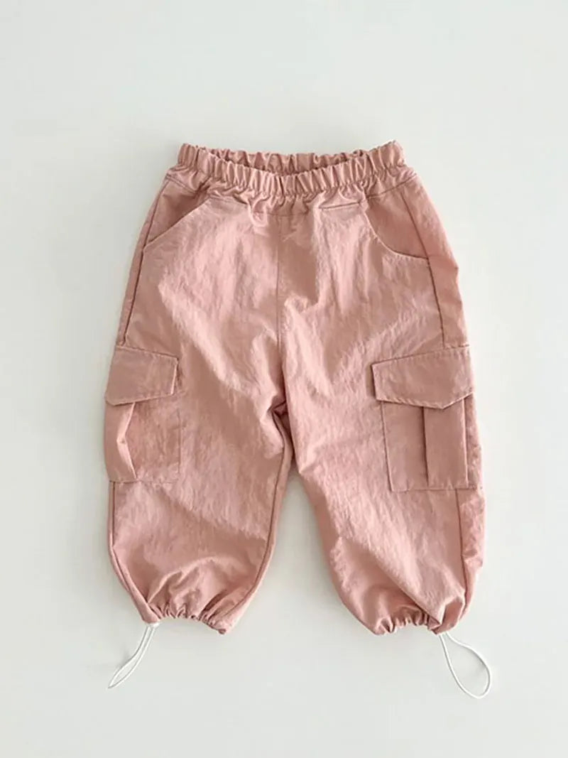 ピンク系キッズ用ルーズカーゴパンツ ロング、フラップポケット、ゴムウエスト
