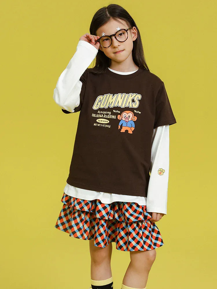 ブラウンのプリントルーズ半袖Tシャツ フロントにキャラクター風グラフィック