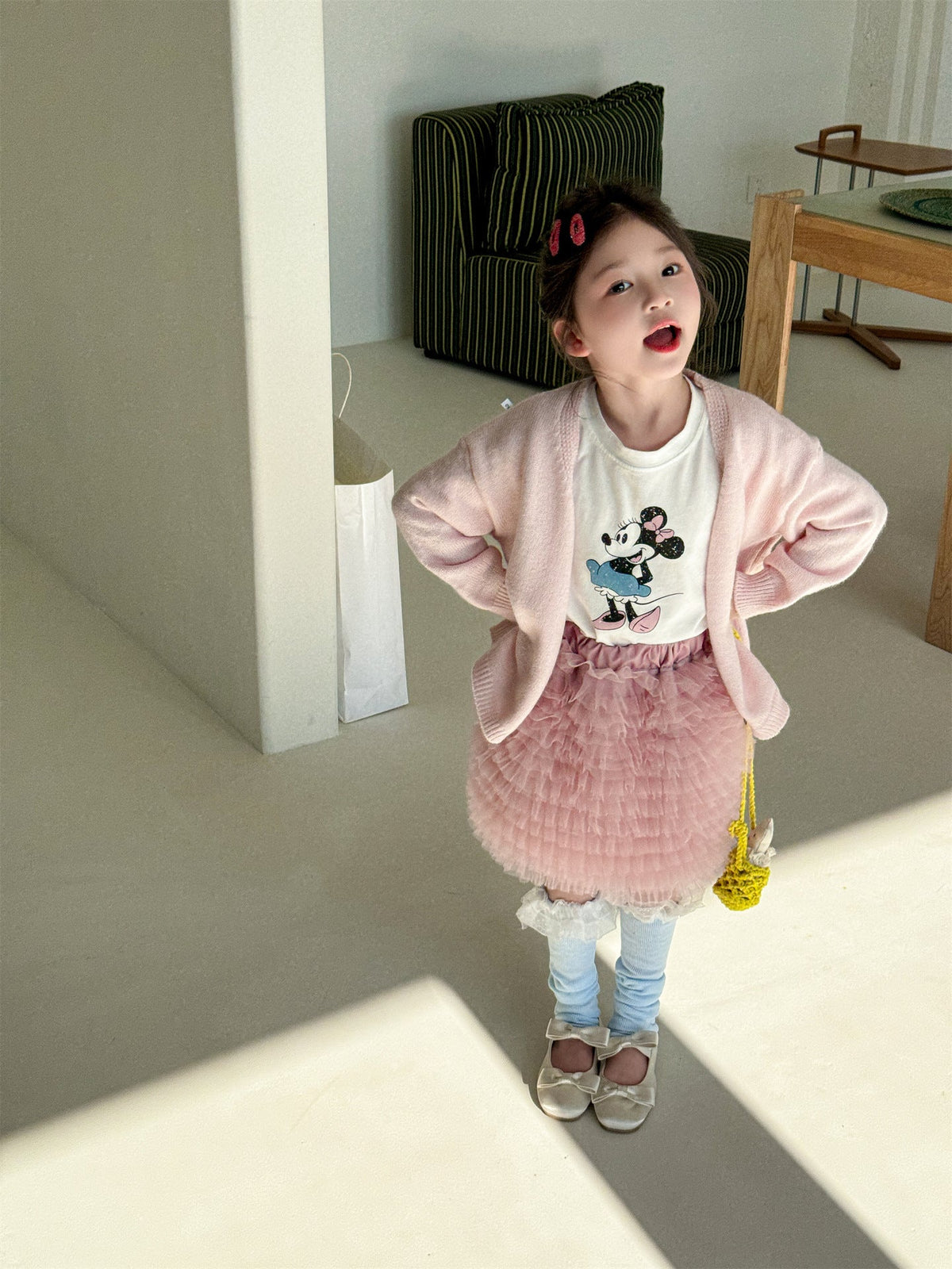 ピンクのVネック長袖カーディガン、シェルボタン付き子ども服
