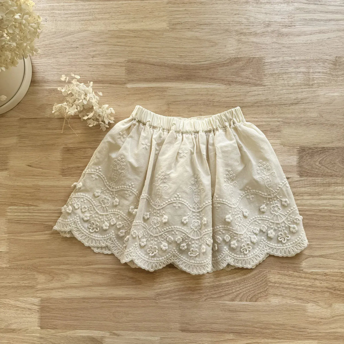 ベージュの子ども用スカート、花刺繍とスカラップレースの裾、ふんわりフレア