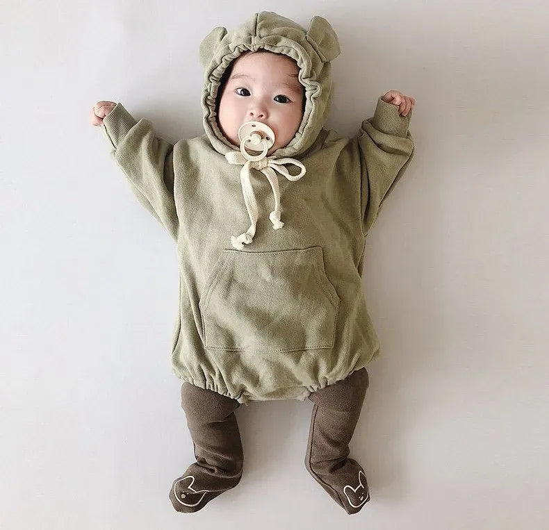くまプリントの足付きレギンスを着た赤ちゃん、オリーブ色