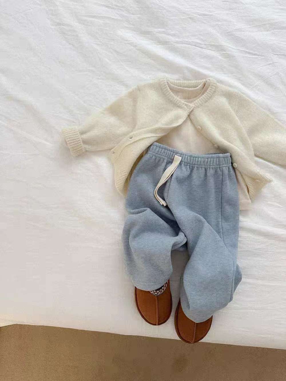 ライトブルーのワイドスウェットパンツ、ウエストゴムと紐付き