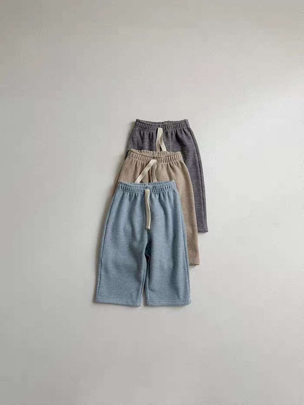 裏起毛ワイドロングパンツ(ライトブルー、同系色)重ね見せ、ウエスト紐付き