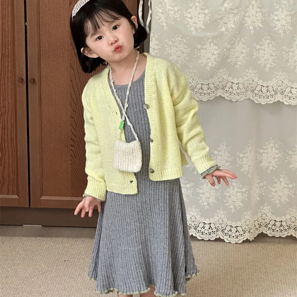 くすんだグレー リブ編みニットワンピース、ボートネック風とメロウフリル裾