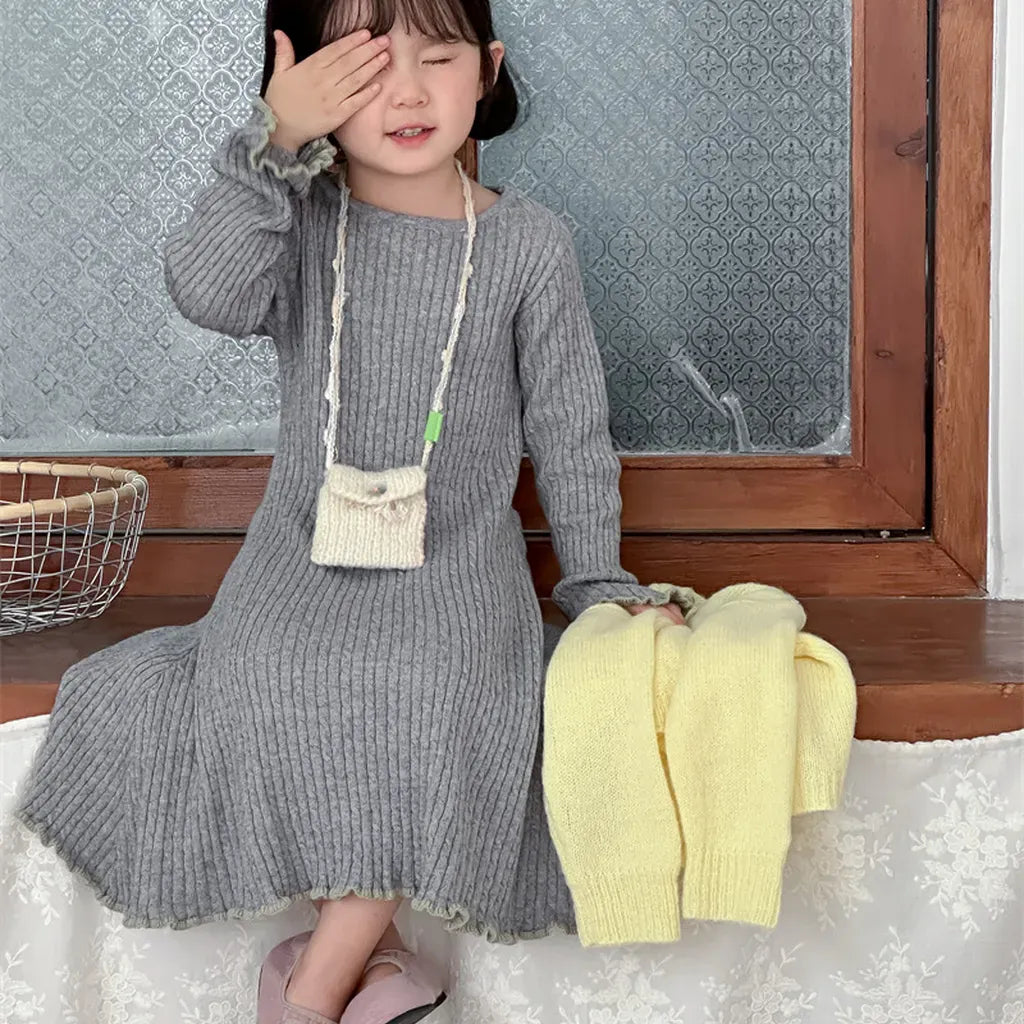 グレーのリブ編みニットワンピース、長袖でふくらむフレア裾