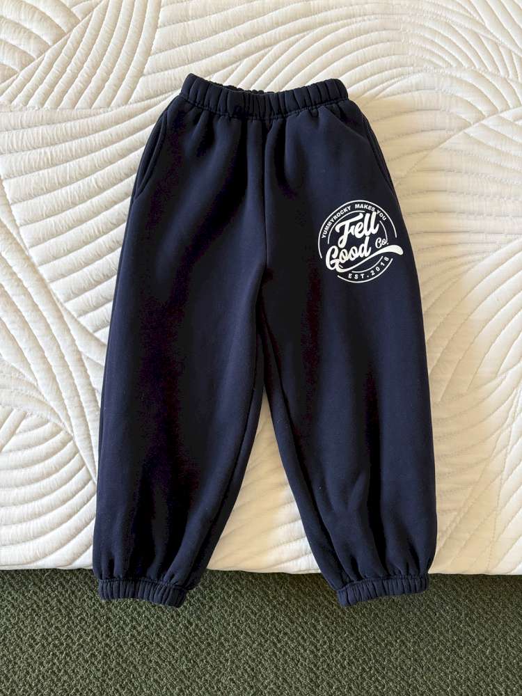 ネイビーのスウェットパンツ:総ゴムウエスト、丸ロゴのワッペン