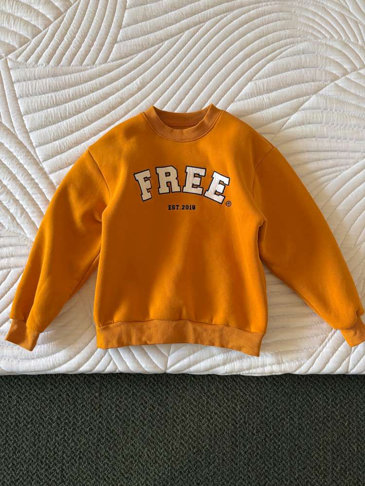 イエローのクルーネックスウェット:フロントに「FREE」ロゴプリント