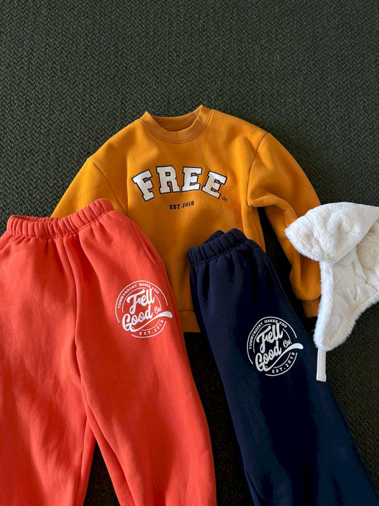 刺繍入りプリント裏起毛セットアップ:黄色トレーナー、赤系&紺パンツ