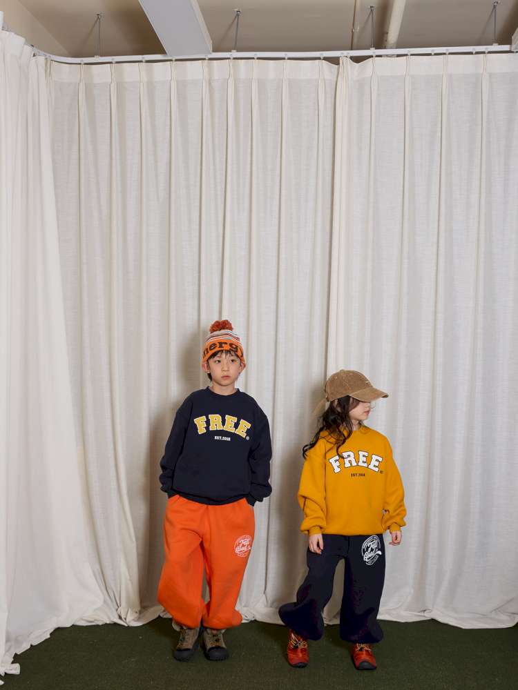 刺繍ロゴ入り裏起毛スウェットセット:紺とオレンジの上下、ロゴプリント