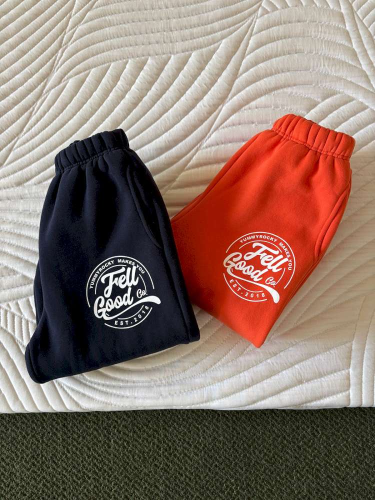 刺繍入りプリント裏起毛セットアップ:紺&オレンジのスウェットパンツ