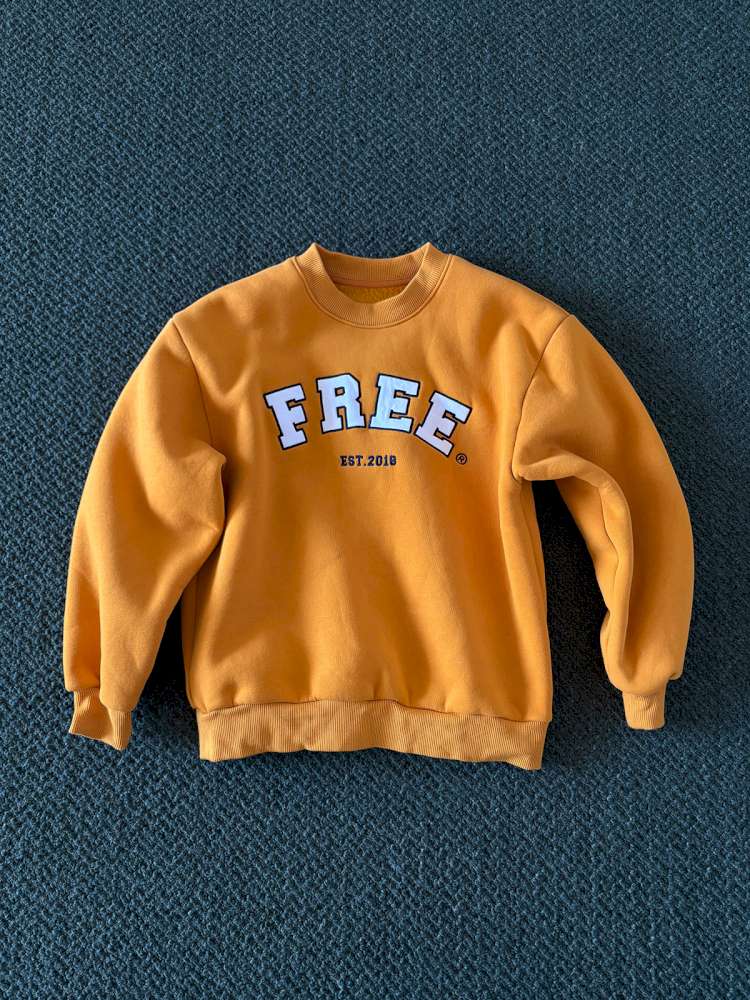 刺繍入りプリント裏起毛セットアップ:黄色トレーナー(長袖)