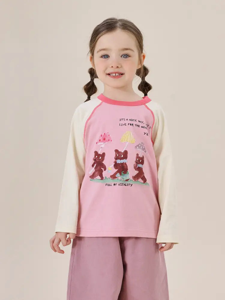 ラグラン長袖Tシャツ ピンク袖のホワイト地、動物行進風のフロントプリント