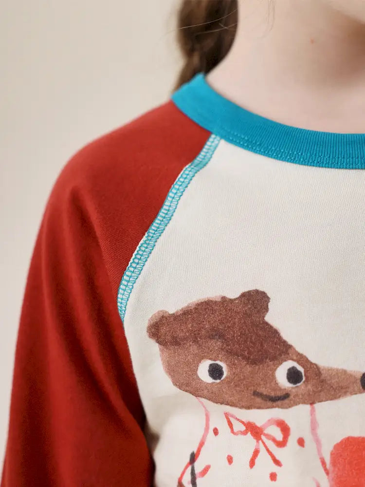 ラグラン長袖Tシャツ レッド袖のホワイト地、クマの顔モチーフプリント