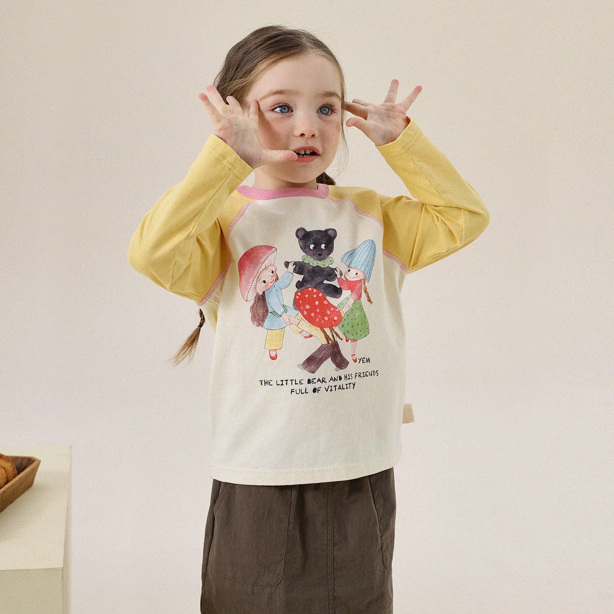 黄×白のラグラン長袖Tシャツ、動物のイラストプリント付き