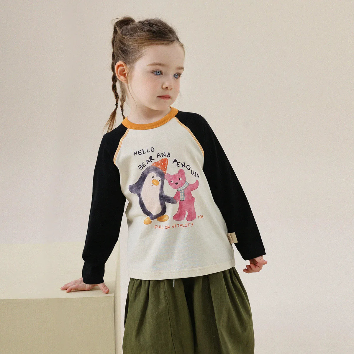 黒×白のラグラン長袖Tシャツ、ペンギンとクマのイラストプリント