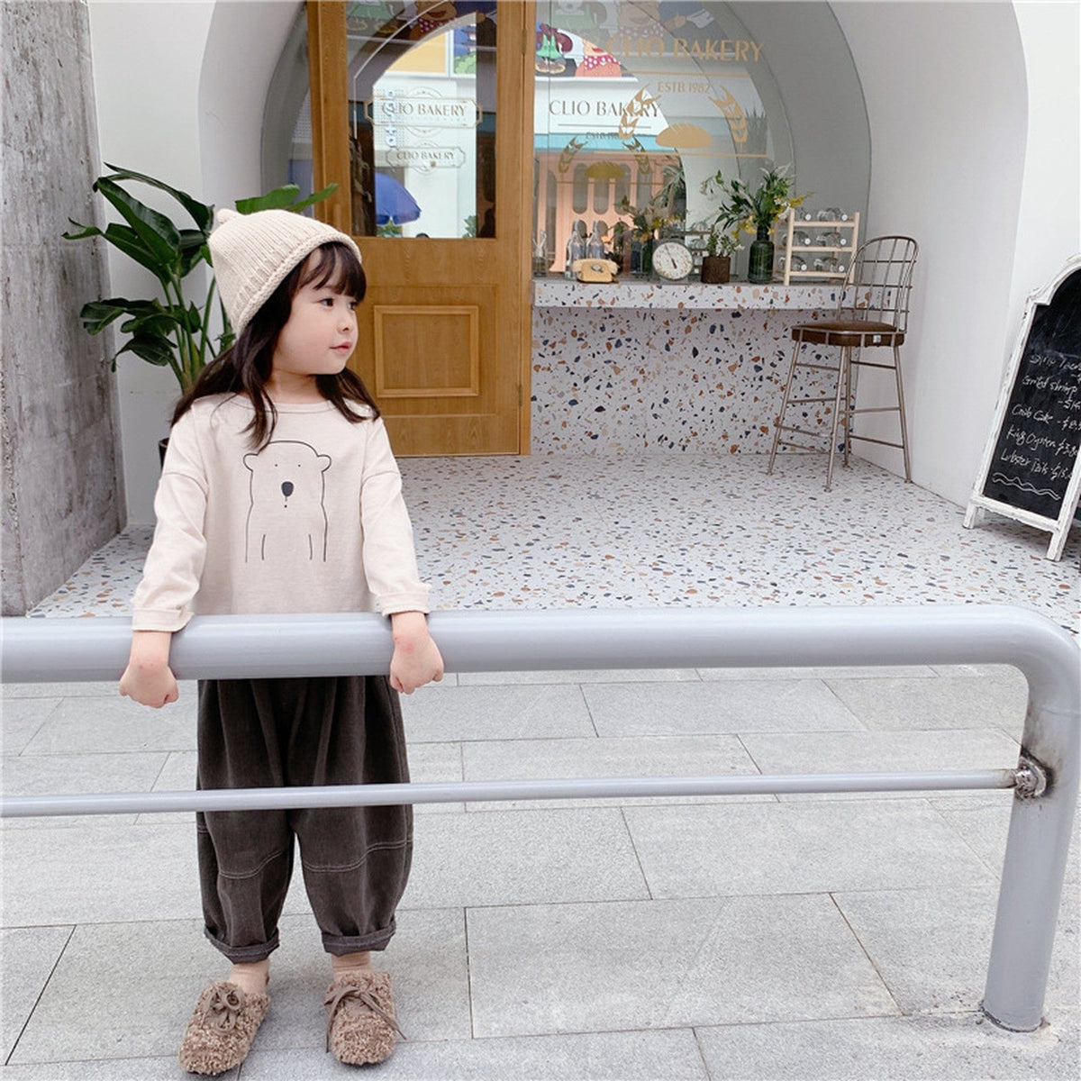 キッズ用グレーのルーズイージーパンツ、タック入りステッチとゆるシルエット