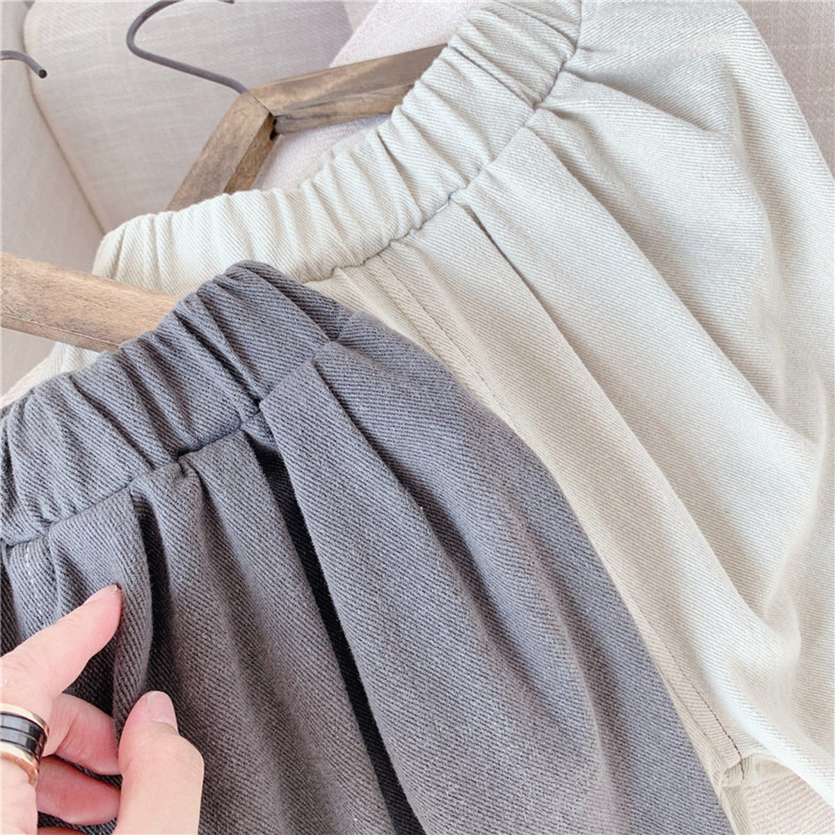 キッズ用パンツの切替アップ、グレーとベージュのタック入りデザイン