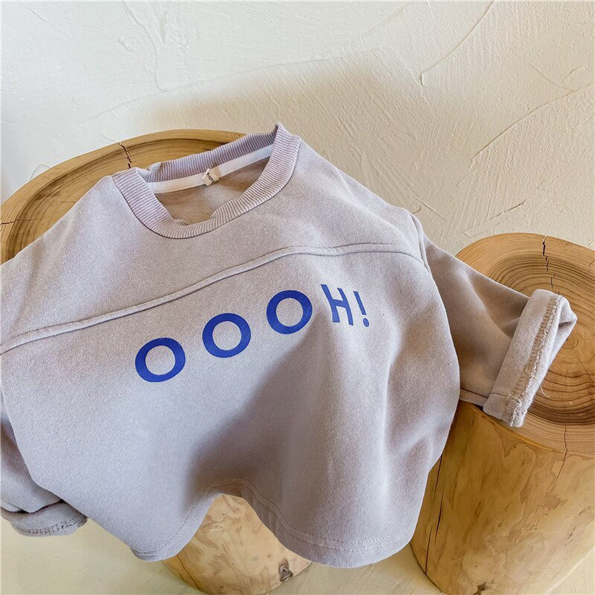 グレーのキッズ裏起毛トレーナー、青いOHロゴプリント