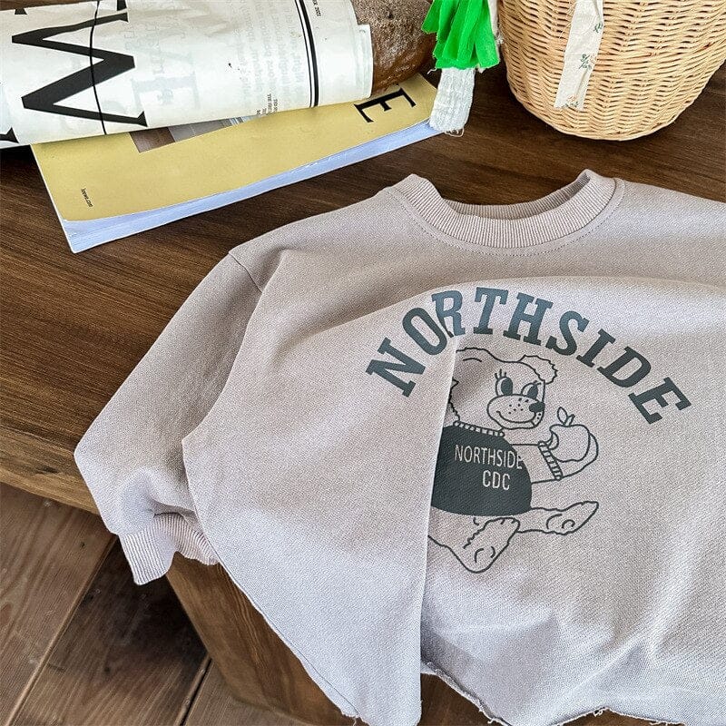 グレー長袖スウェットTの前面、NORTHSIDEロゴとくま図柄