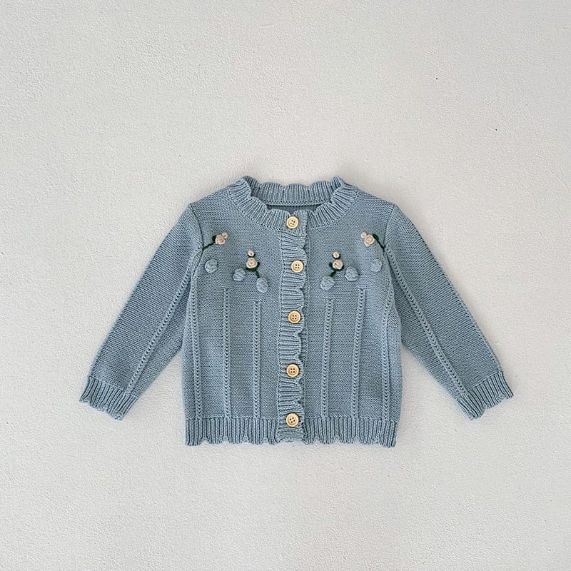 ブルーのベビーニットカーディガン、前開きボタンと刺繍モチーフ