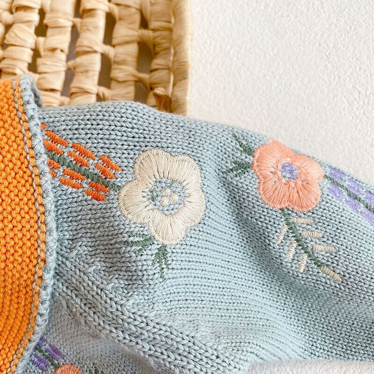 ベビー用ニットセーター袖アップ、花刺繍と刺しゅうモチーフ