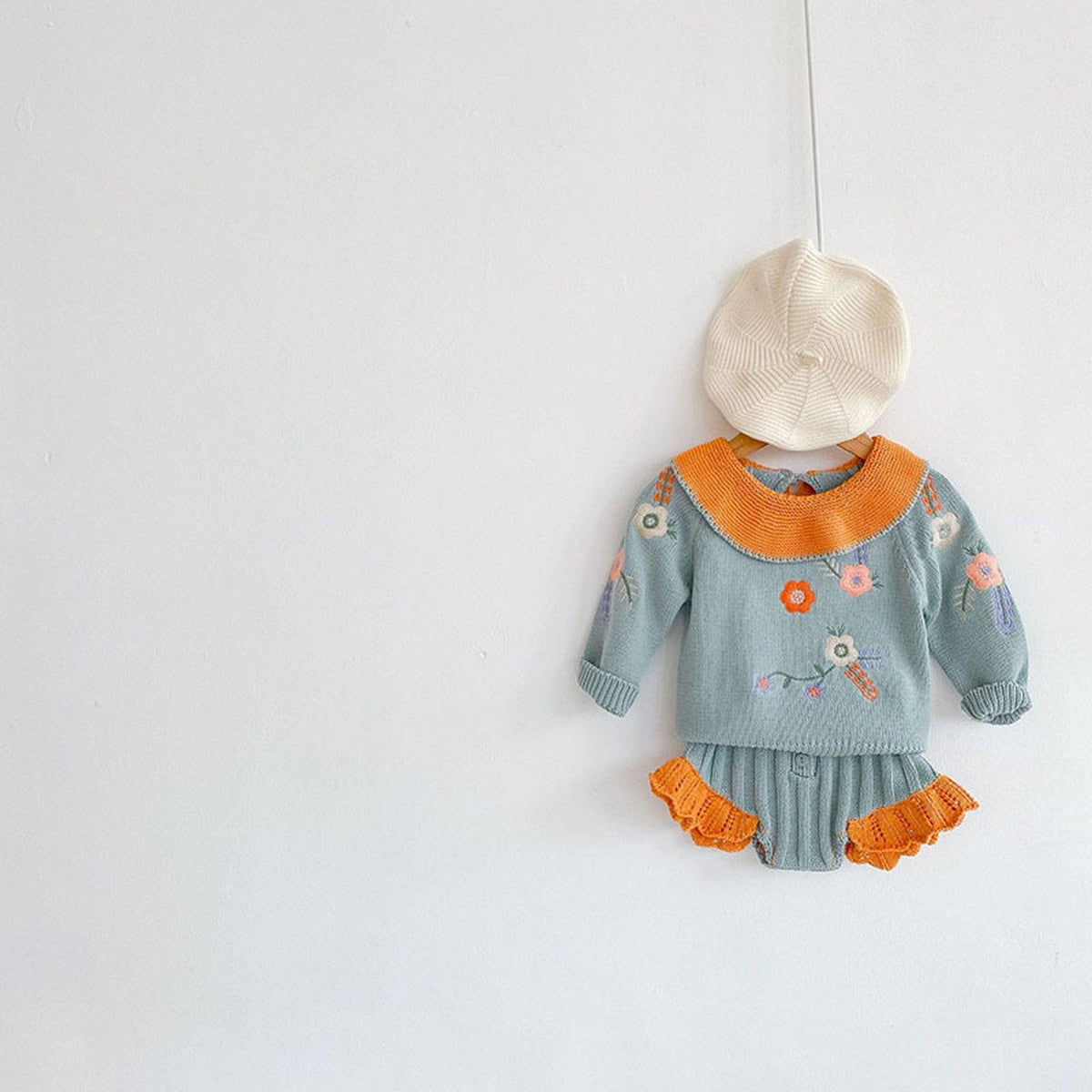 ベビー用ニットセット(セーター&ショートパンツ)、花刺繍のデザイン