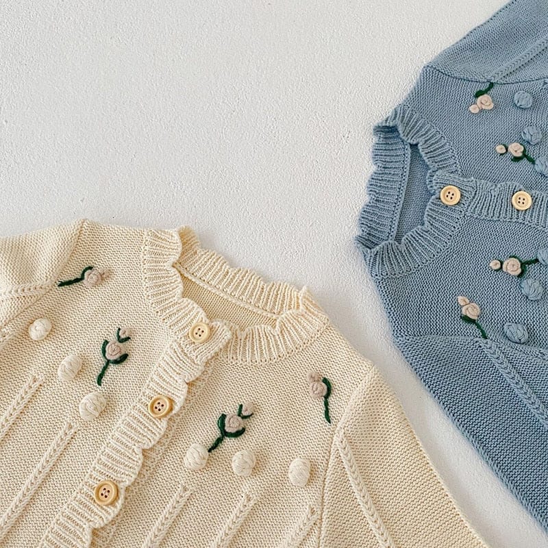 ベージュ&ブルーのニットカーディガン拡大、フラワー刺繍とボタン留め