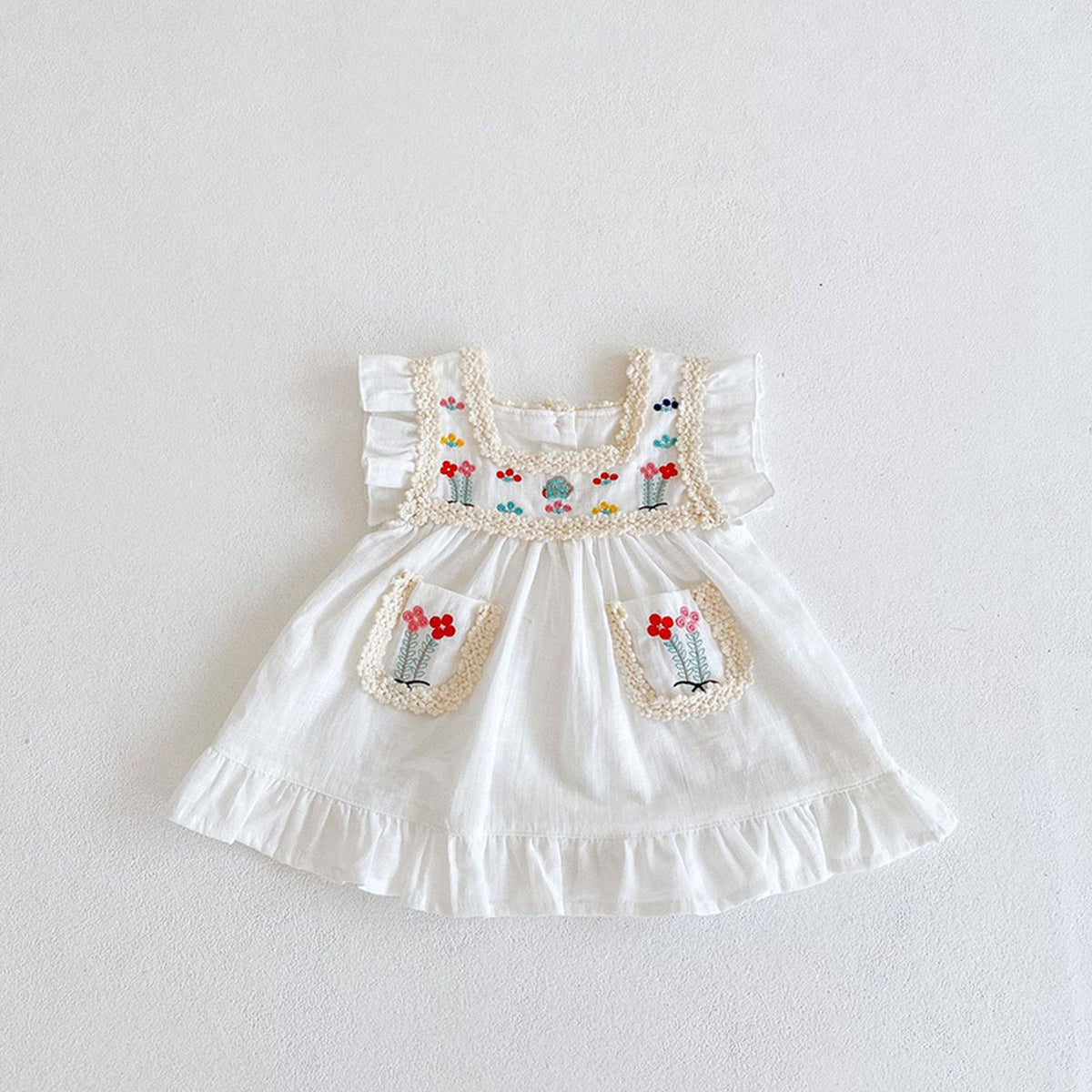 白いノースリーブAラインワンピース、花刺繍とフラワーモチーフレース