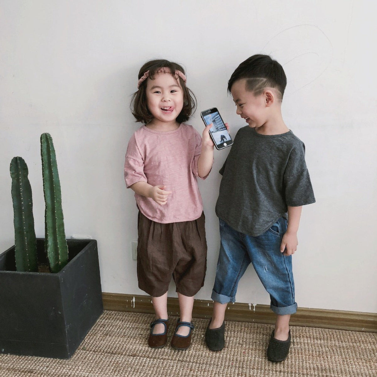 キッズ用リネンのルーズクロップドパンツ(ブラウン)を着用した女の子