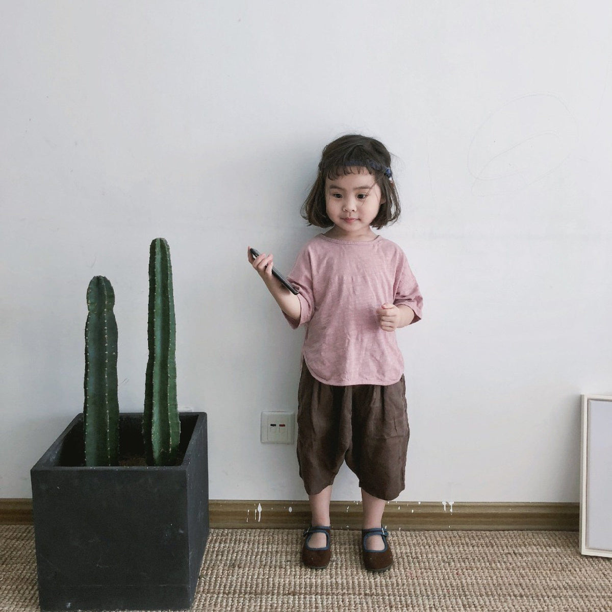 キッズ用リネンのルーズクロップドパンツ(ブラウン)を着用した子ども