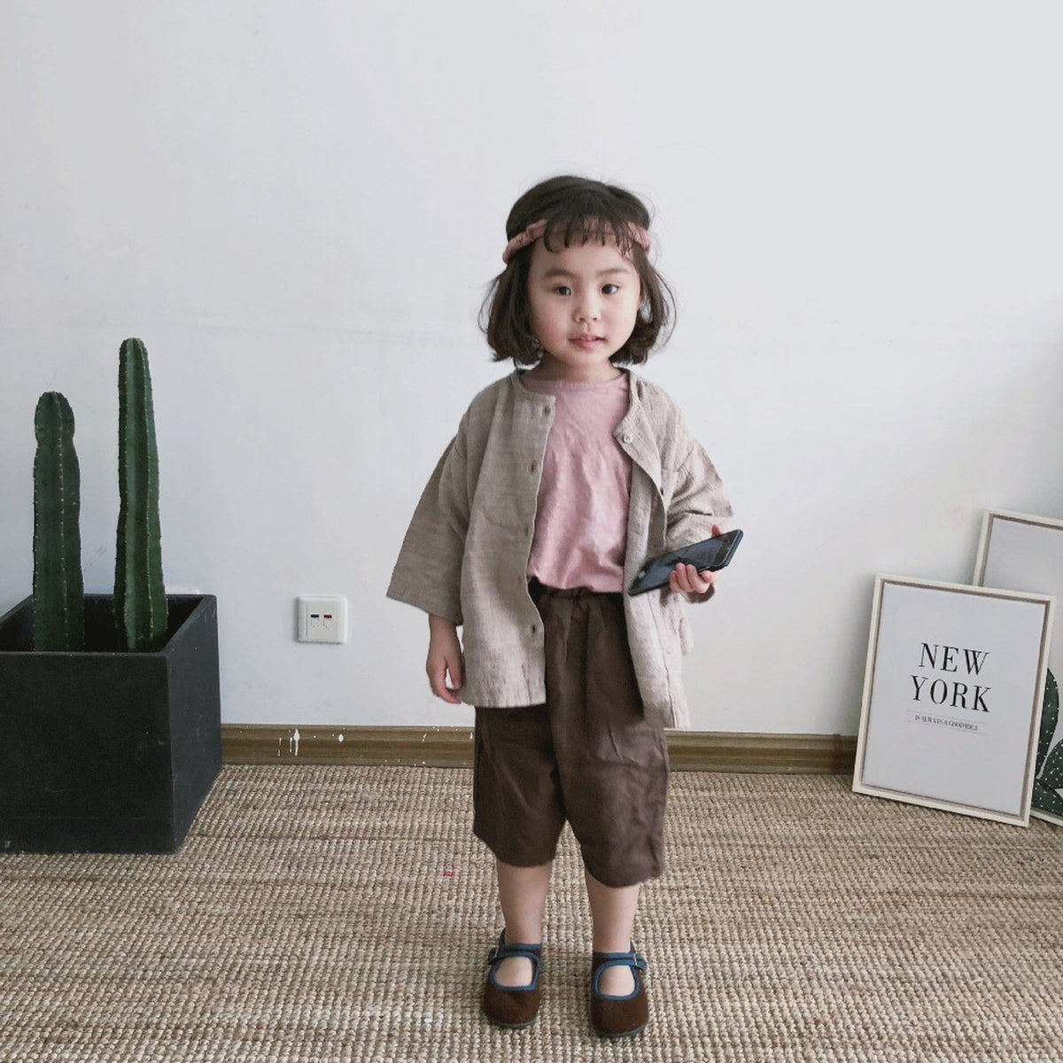 キッズ用リネンのルーズクロップドパンツ(ブラウン)を着用した子ども