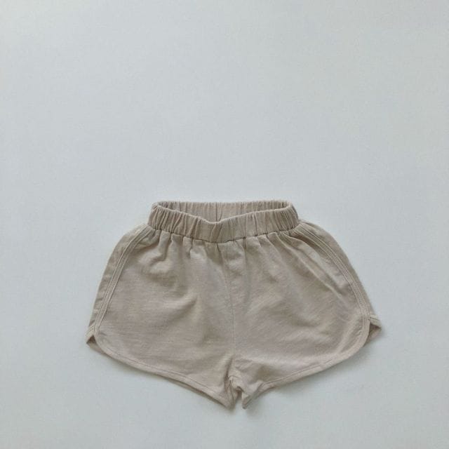 ベージュのキッズショートパンツ、やわらかいウエストゴム