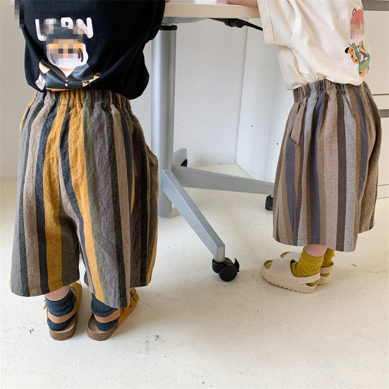 子ども用縦縞ストライプのルーズワイドクロップドパンツ、ウエストゴム、ブラウン系