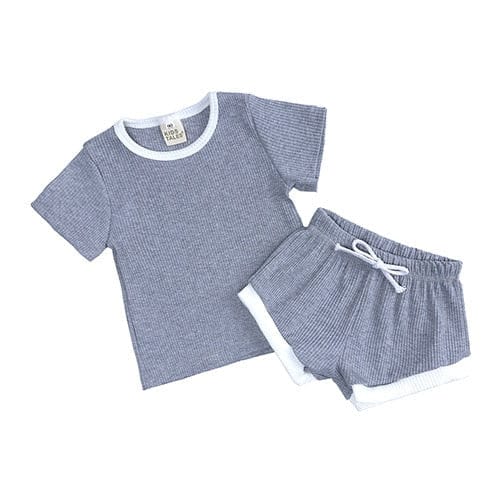 グレーのリブ半袖Tシャツ&ショートパンツセット、白いパイピング