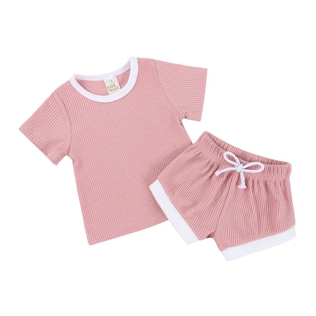 ピンクのリブ半袖Tシャツ&ショートパンツセット、白の縁取り