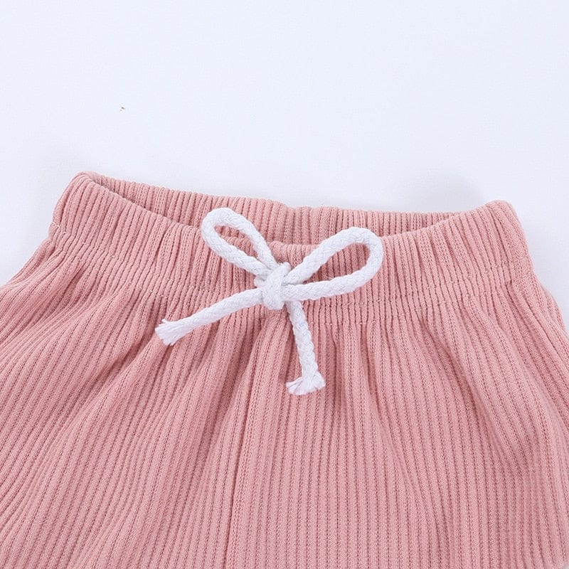 ピンクのリブショートパンツ、白のリボン紐と結び