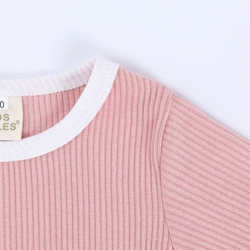 ピンクのリブ半袖Tシャツ、白パイピングの袖ぐり