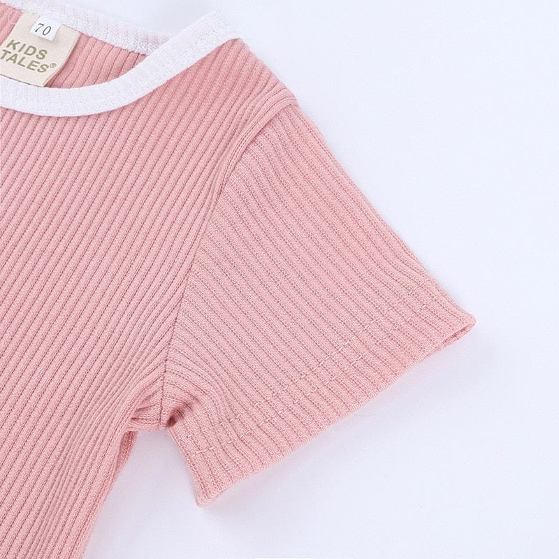 ピンクのリブ半袖Tシャツ、白いパイピング付き(袖口アップ)