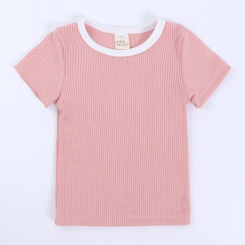 ピンクのリブ半袖Tシャツ、白いクルーネックパイピング