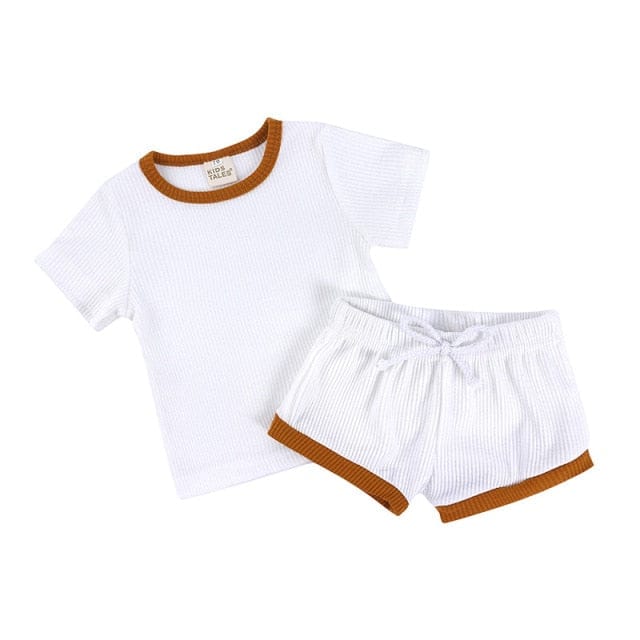 ホワイトのリブ半袖Tシャツ&ショートパンツセット、ブラウンの縁取り