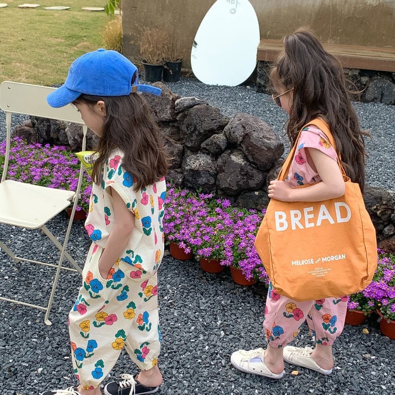 花柄のノースリーブトップとルーズパンツのキッズセット(後ろ姿)
