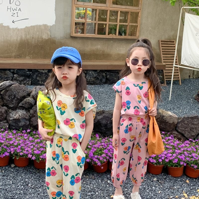 花柄のノースリーブトップとルーズパンツのキッズセット