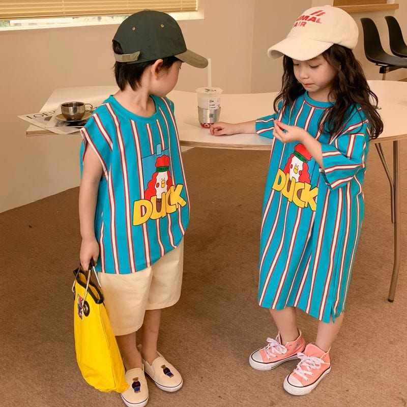 子ども用ノースリーブTシャツ風ワンピース、青緑ストライプとアヒルプリント